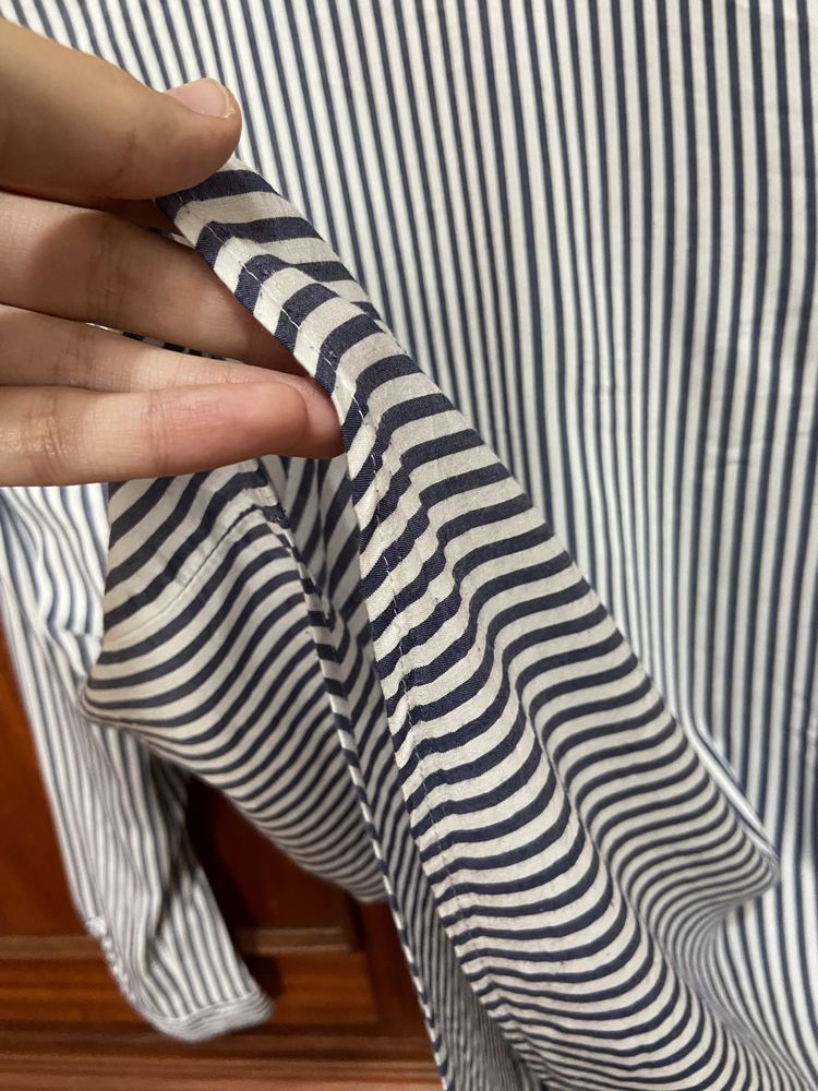 Camisa às riscas azul e branca fluída decote em V Zara