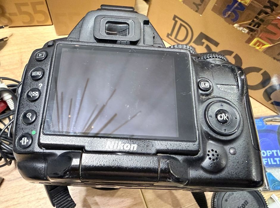 Aparat, lustrzanka Nikon D5000 z obiektywem 18-55 mm oraz 55-200