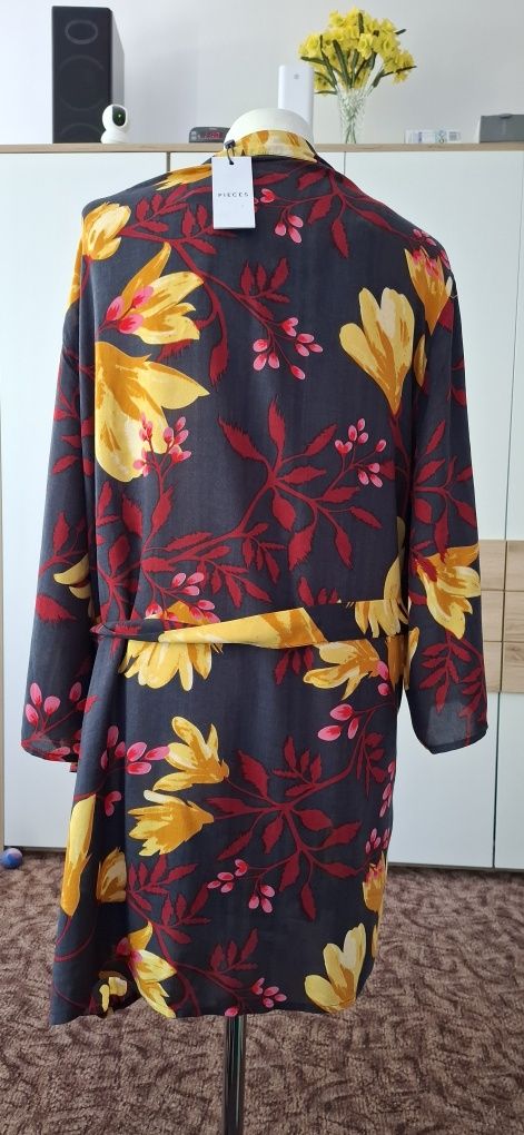 Kimono wiązane w kwiaty