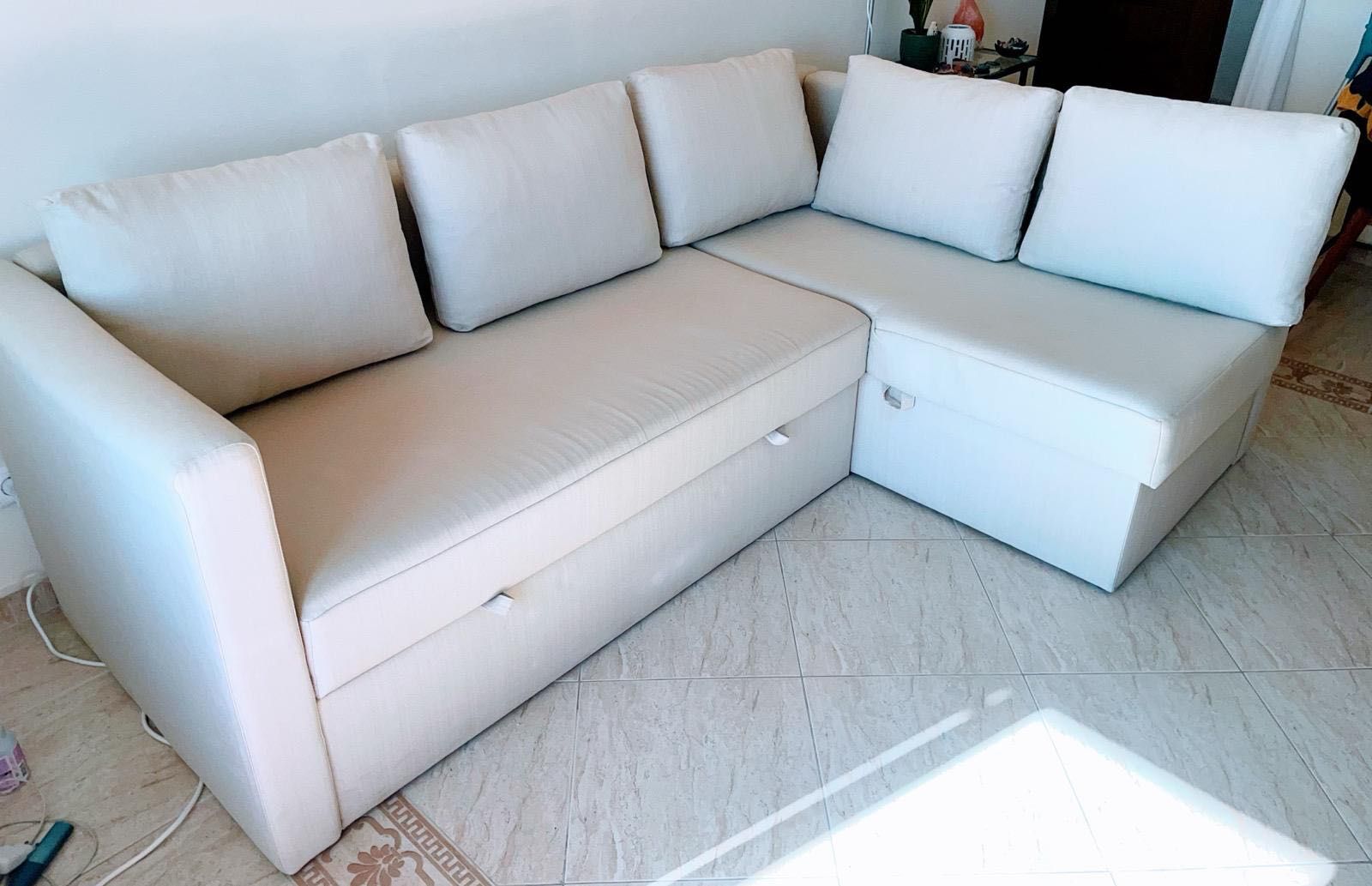 Sofá-Cama em L com Arrumação – Bege Claro – Muito Confortável
