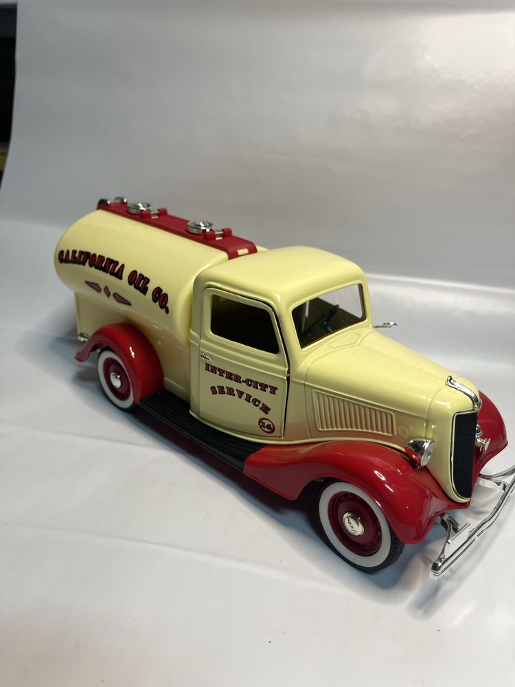 FORD V8 - Sólido Miniatures