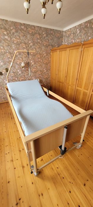 Łóżko dla chorego na pilota z materacem przeciwodleżynowym