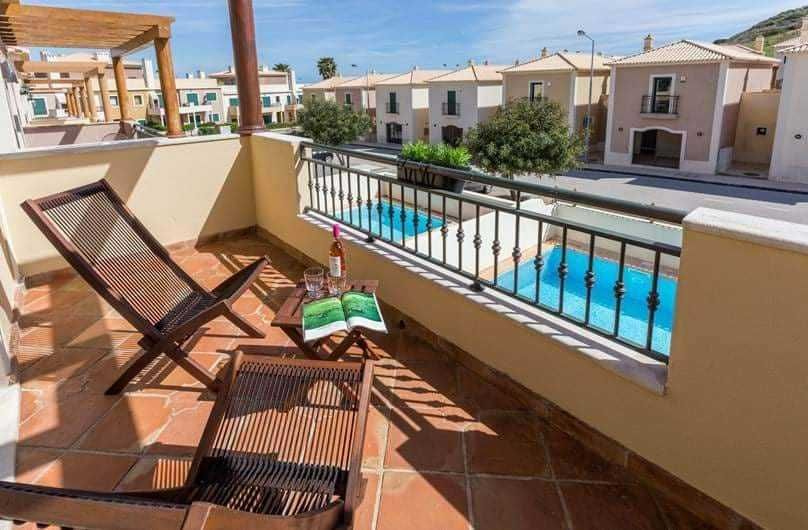 Vivenda  com dois quartos, piscina a poucos metros da praia.