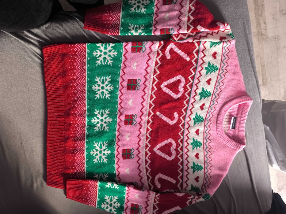 Sweterek w świąteczny wzór