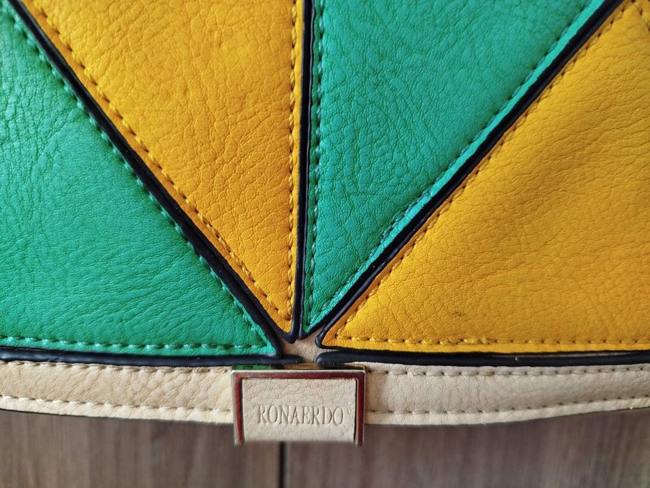 Сумка жіноча з внутрішніми карманами.