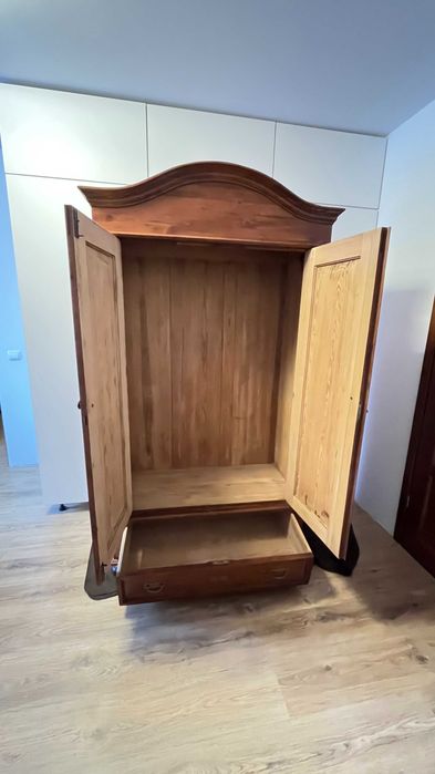 Odnowiona piękna drewniana szafa, eklektyczna