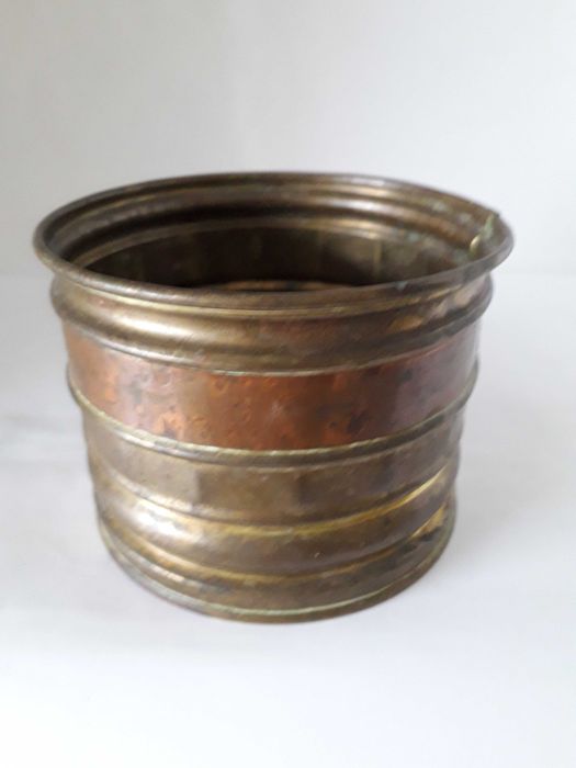 Piękna stara osłonka na doniczkę.