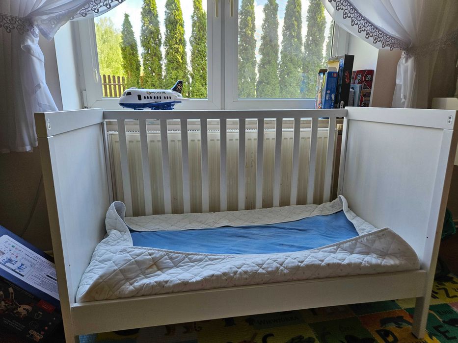 Łóżeczko białe drewniane Ikea Sundvik + materac Ikea i ochraniacz