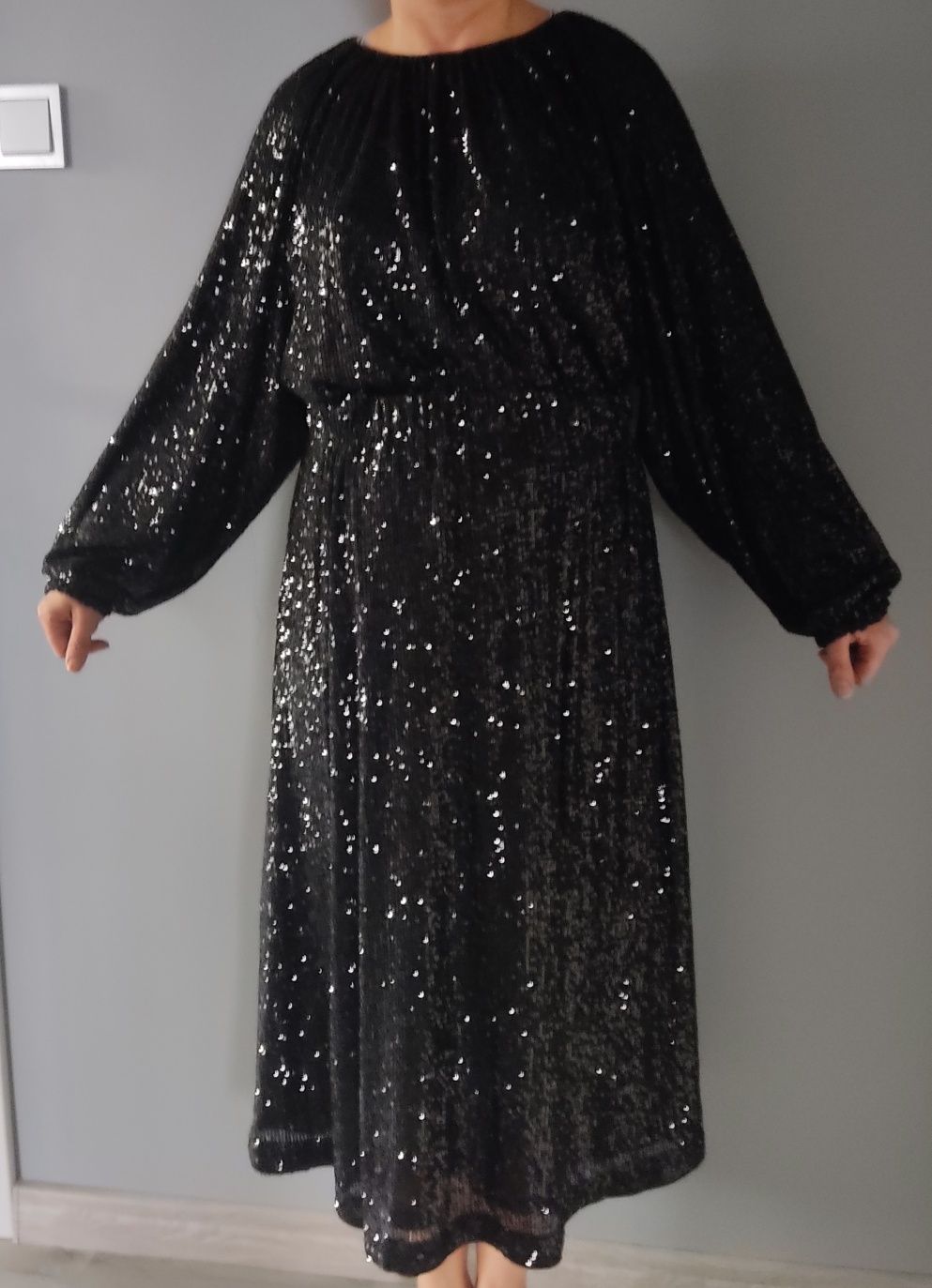 Czarna sukienka cekinowa rozcięcie w pasie H&M 38/40 sylwester karnawa