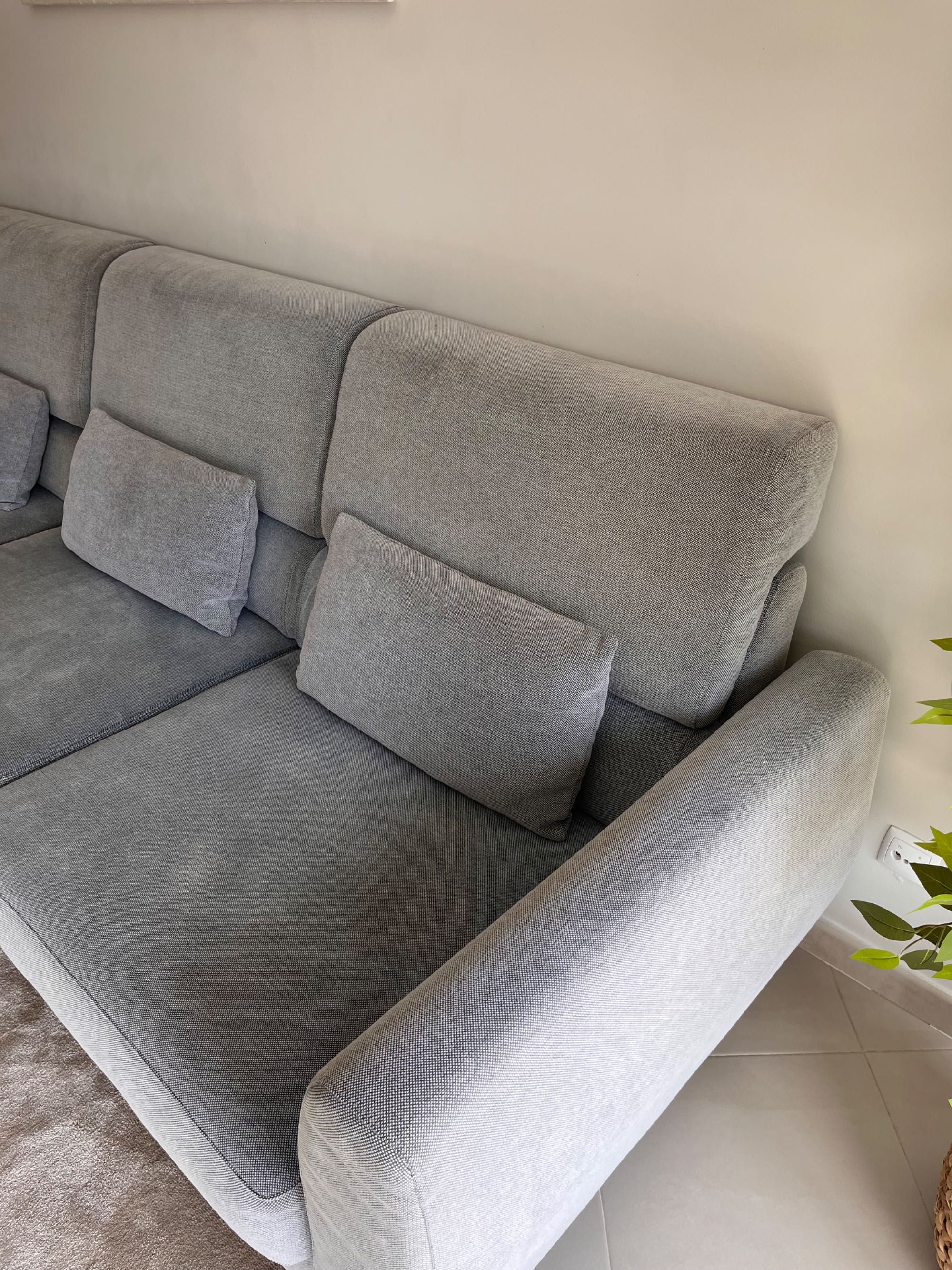 Sofá cinzento com chaise longue