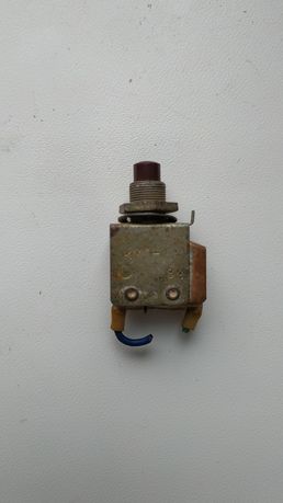 Кнопка КМ1-1 переключатель без фиксации с гайкой для крепления