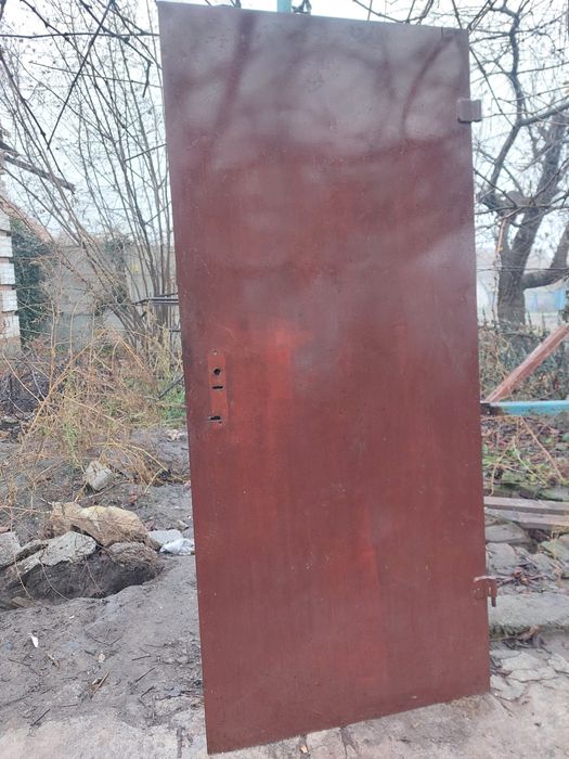 Продам двери с луткой