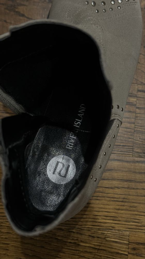 Казаки сапоги river island сірого кольору з декором 38р