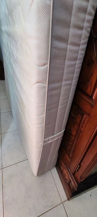 Colchão + Base estrutura de Cama 160x200cm

O colchão é de espuma de a