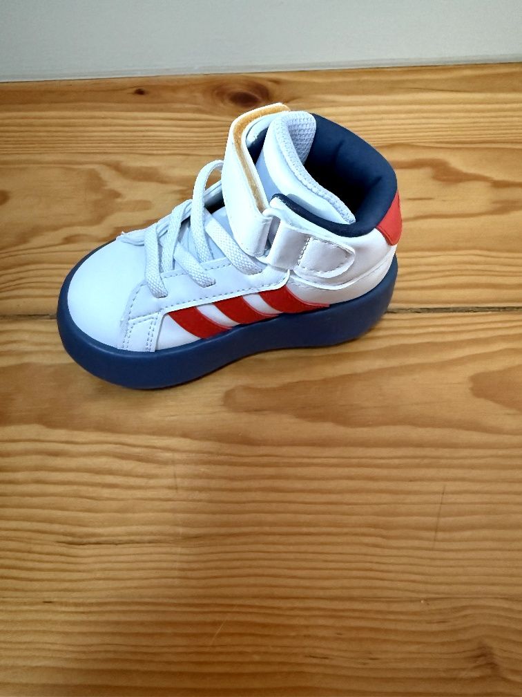 Sapatilhas adidas bebé - tam. 21 (novas)