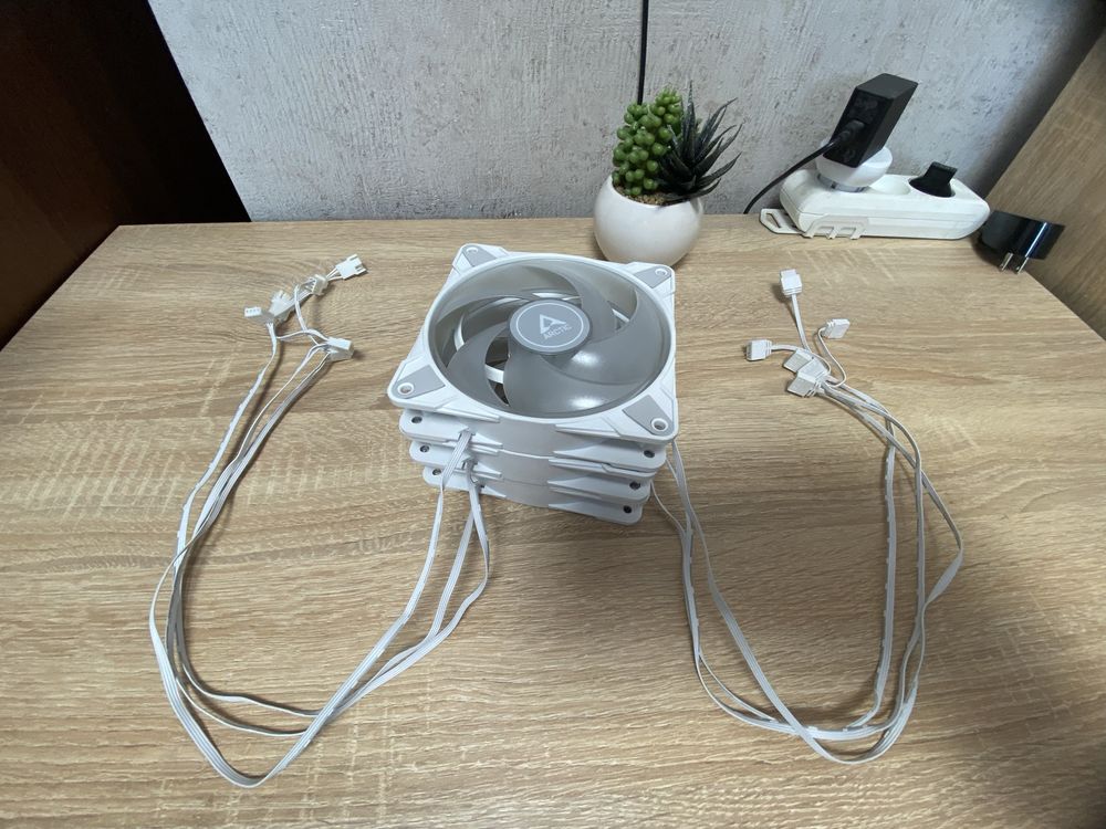 Вентирятори от ARCTIC P12 PWM PST A-RGB White 3 штуки