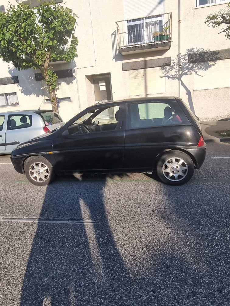 Carro lancya y10 preto