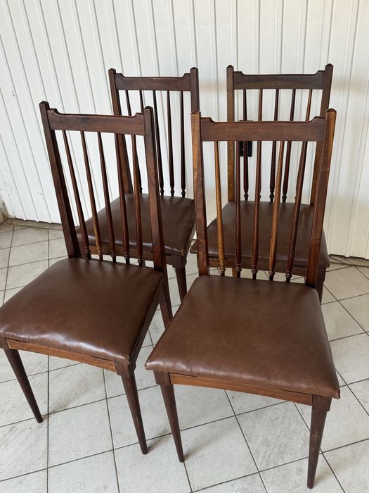 Conjunto de 4 cadeiras em madeira mogno com assento em couro castanho