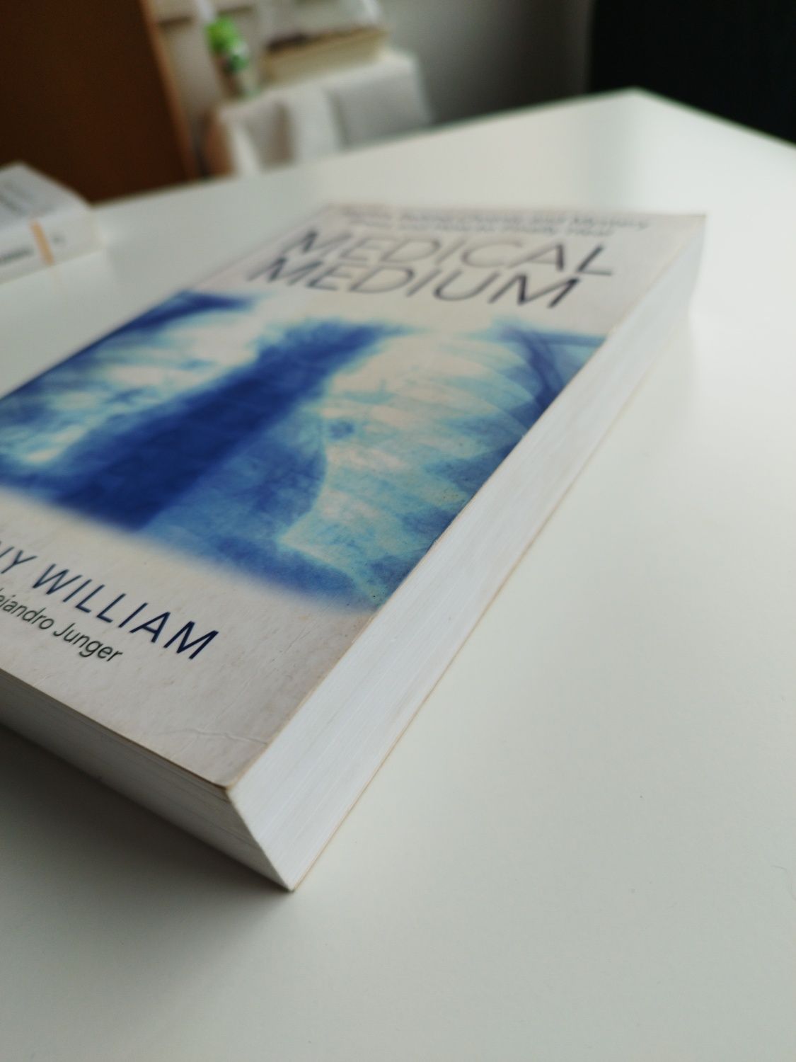 Livro "medical médium"