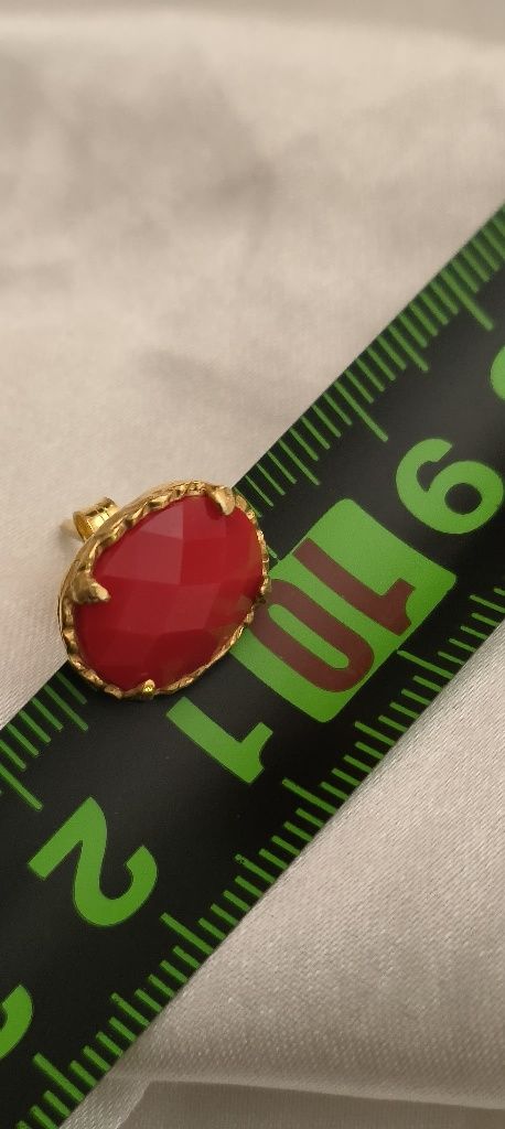Brincos em prata com pedra cor coral