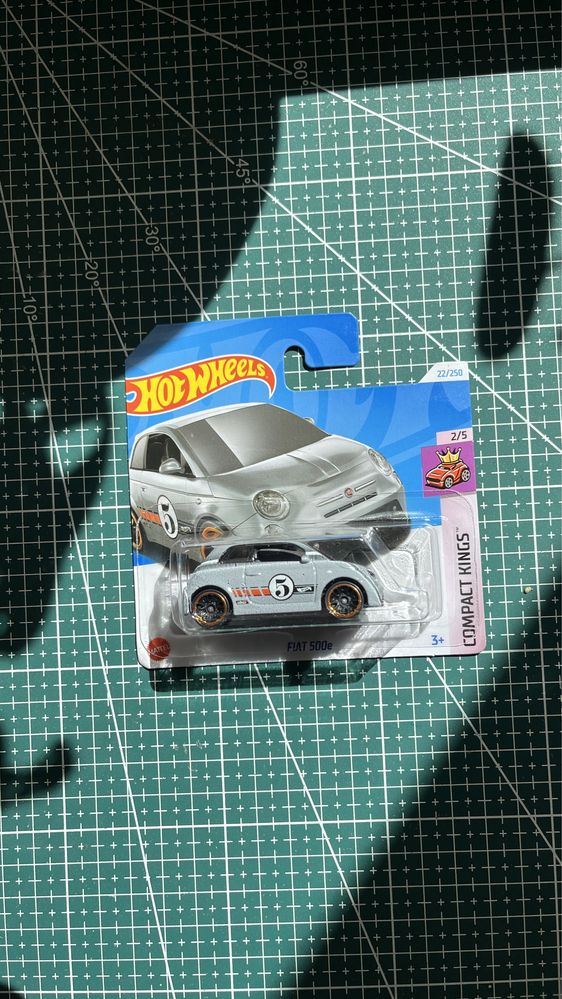 Model Hot Wheels Fiat 500e skala 1:64 resoraki autka