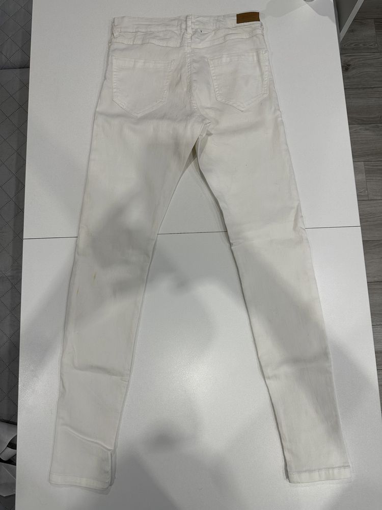 Spodnie damskie "Bershka" (białe)