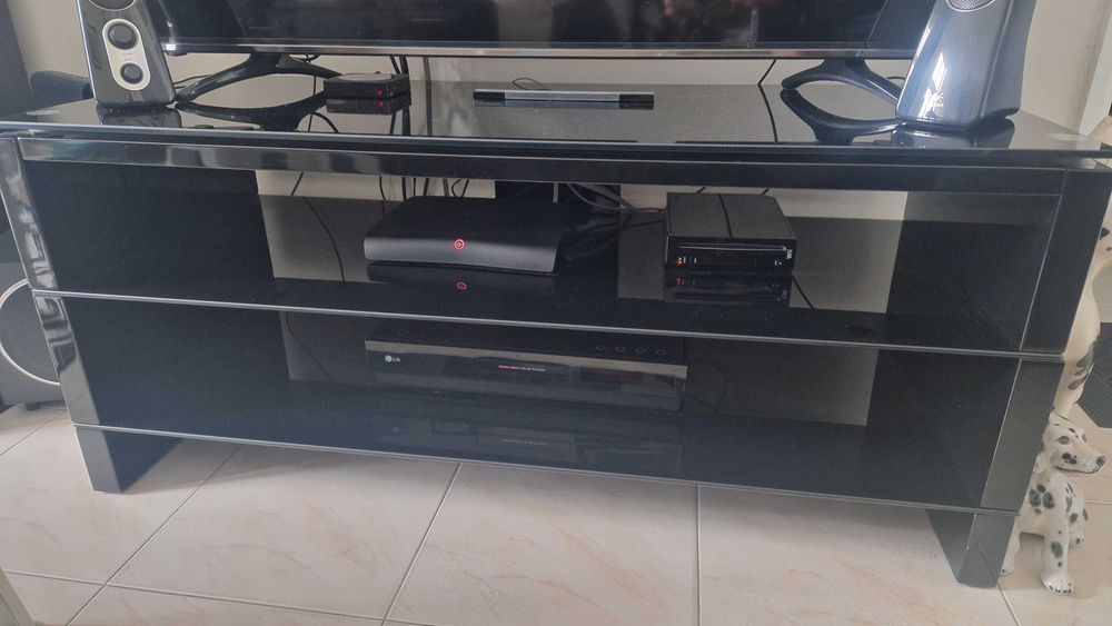 Móvel televisão vidro preto