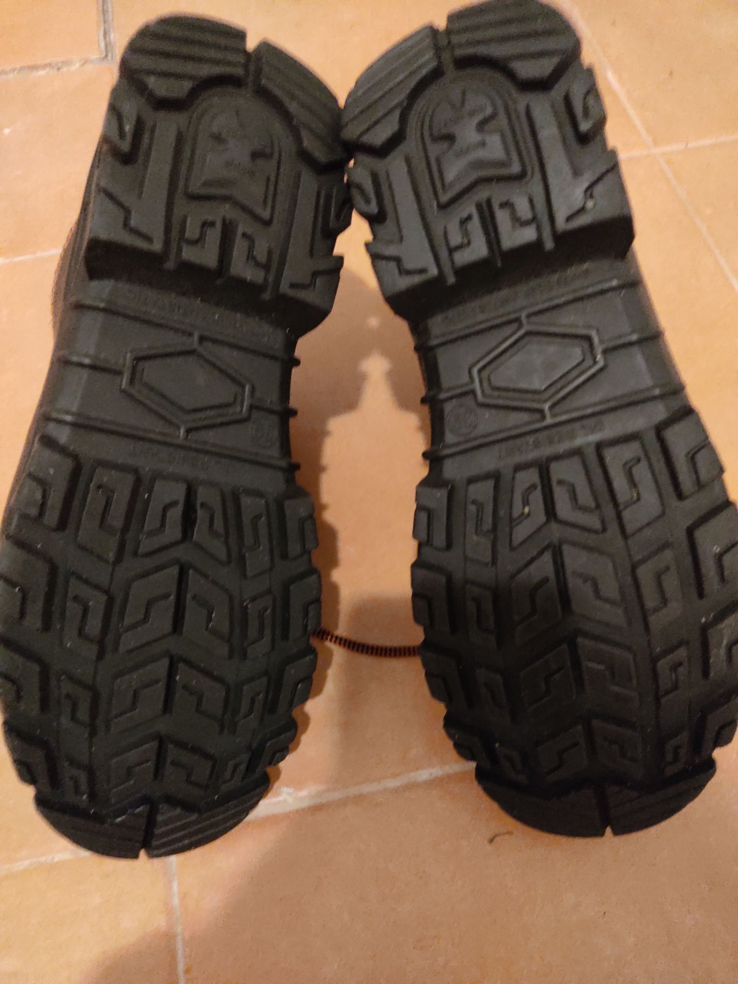 Botas de biqueira de aço novas, número 39
