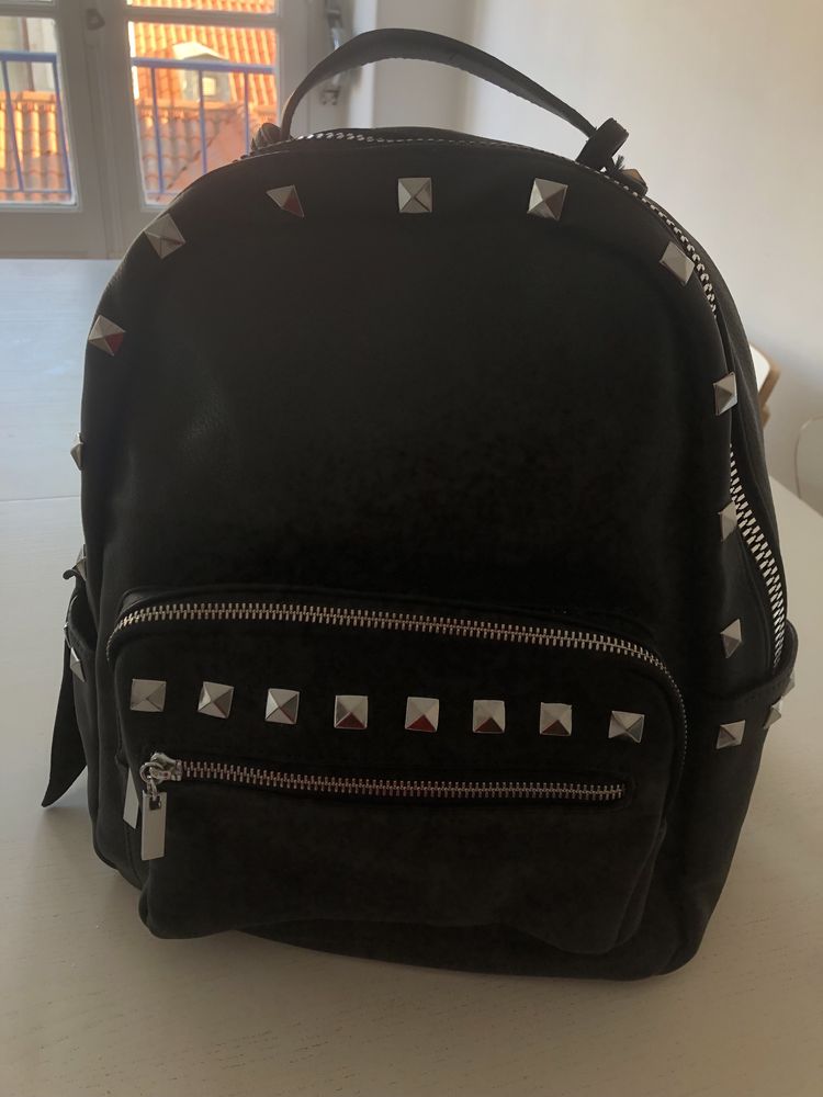 Mochila com tachas - muito espaçosa e com muitos bolsos dim. nas fotos