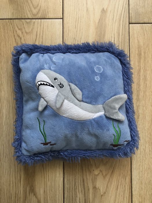 Niebieska pluszowa poduszka z rekinem
