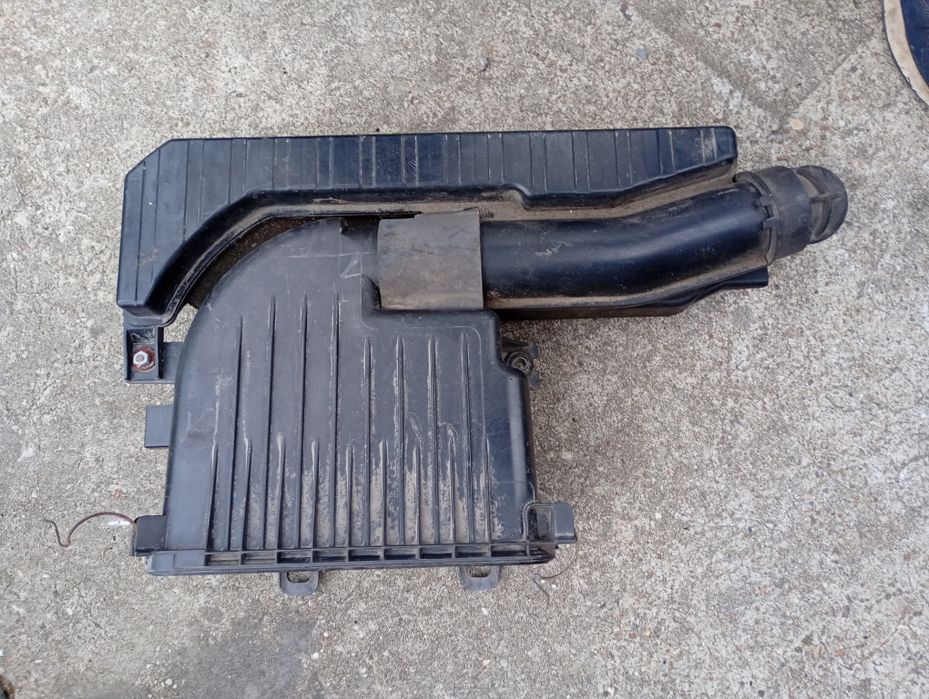 Suzuki Swift MK7 1.2 obudowa filtra przód