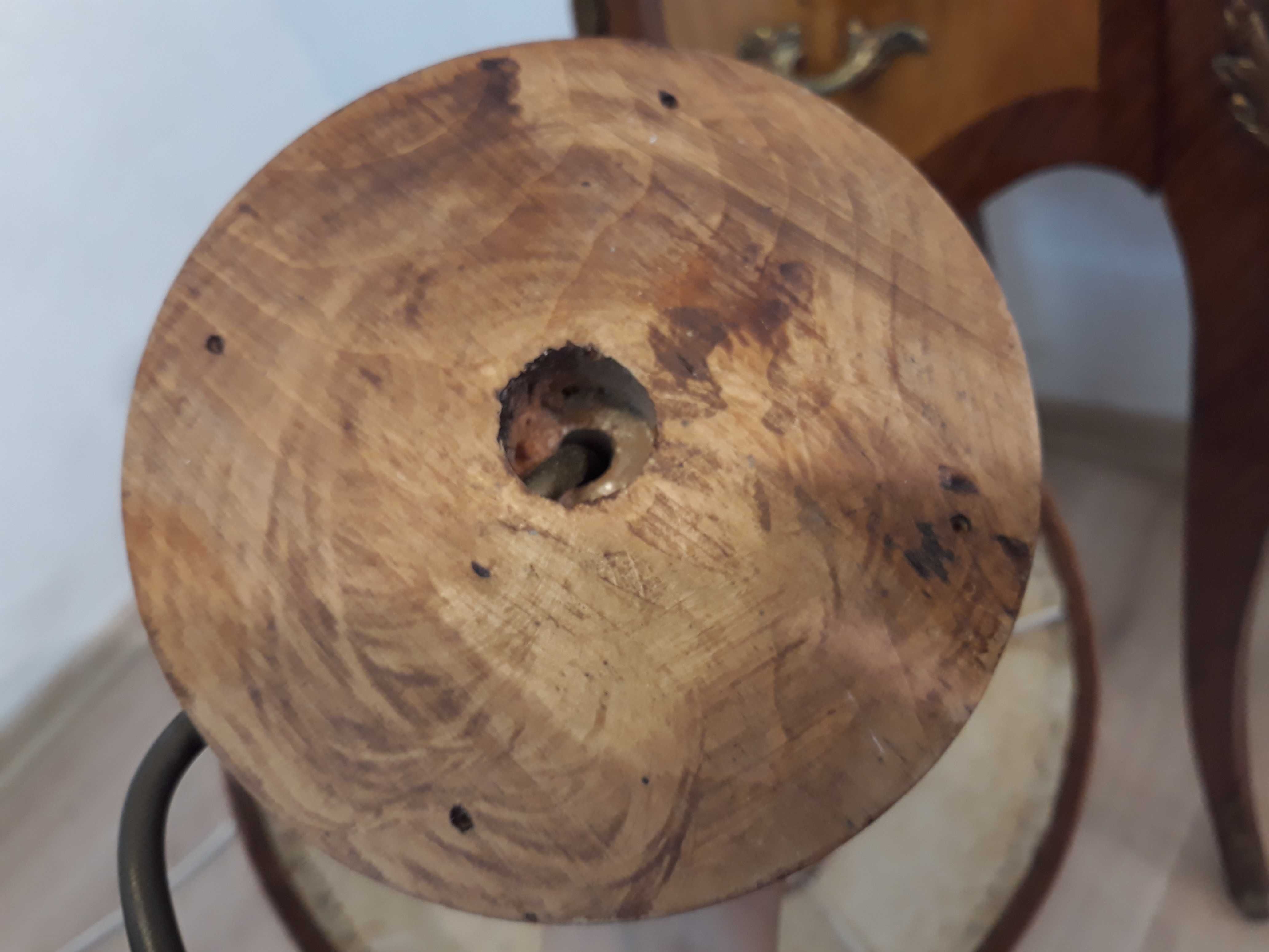 Zabytkowa lampa stołowa drewniana, pergaminowy skórzany abażur.