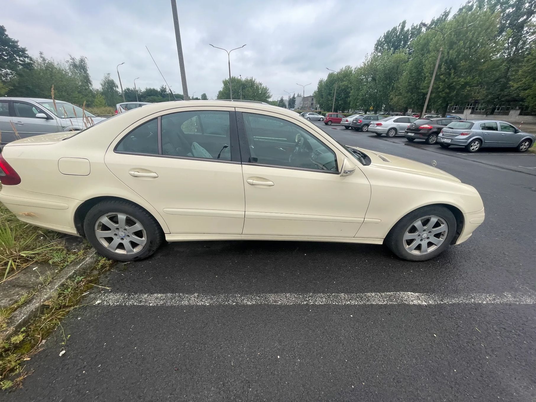 Mercedes-Benz Klasa E W211 po taxi, 810 tyś przebiegu - uszkodzony