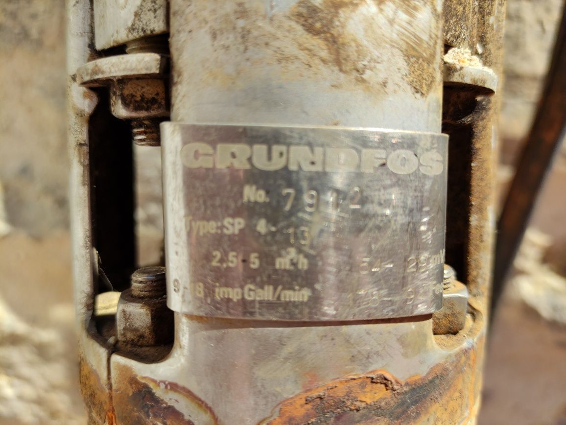 Bomba de furo Grundfos SP4-13 avariada