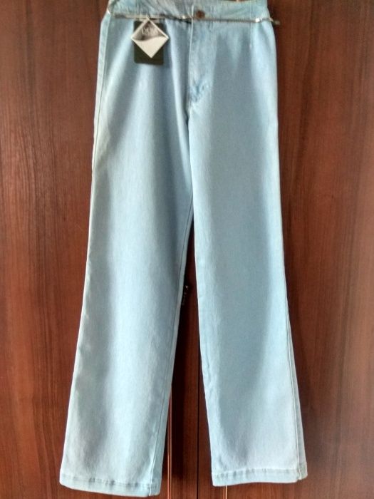 Джинси нові,  блакитного кольору, кльош