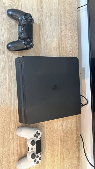 Продам приставку Sony PS-4