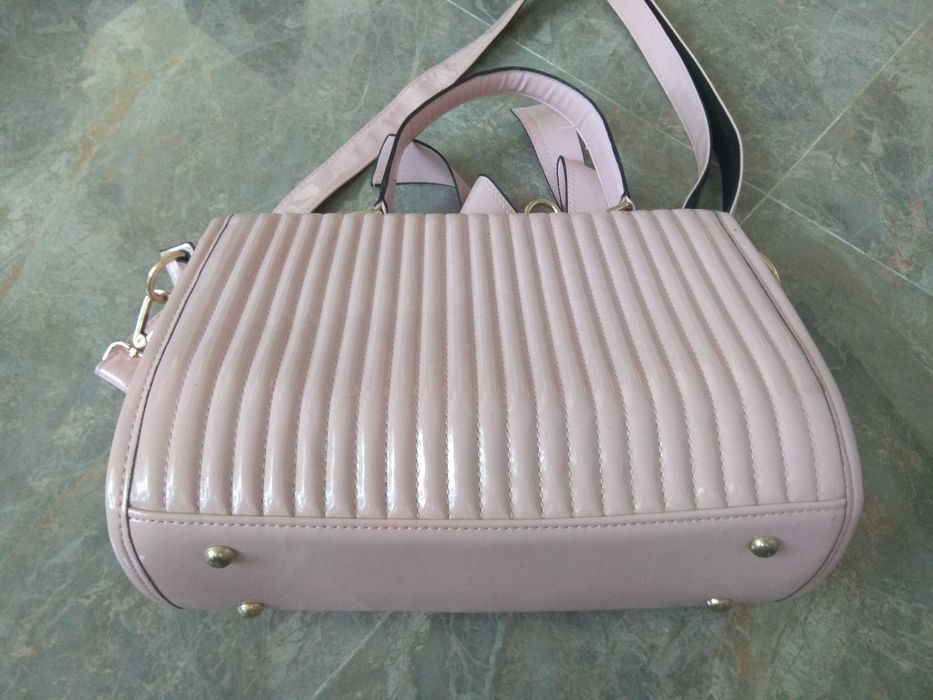 Рожева лакована сумочка від Jimmy Choo