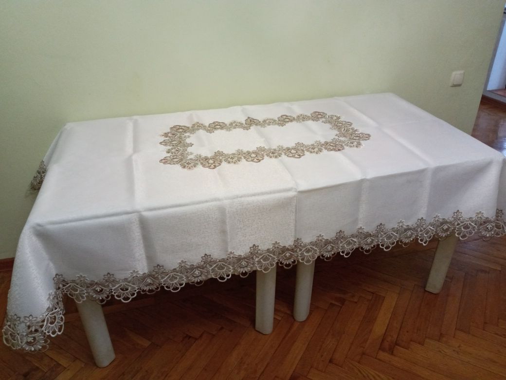 Красиві скатертини.