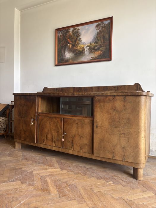Bufet/Komoda art deco lata 60 ze szklanymi drzwiczkami przesuwnymi.