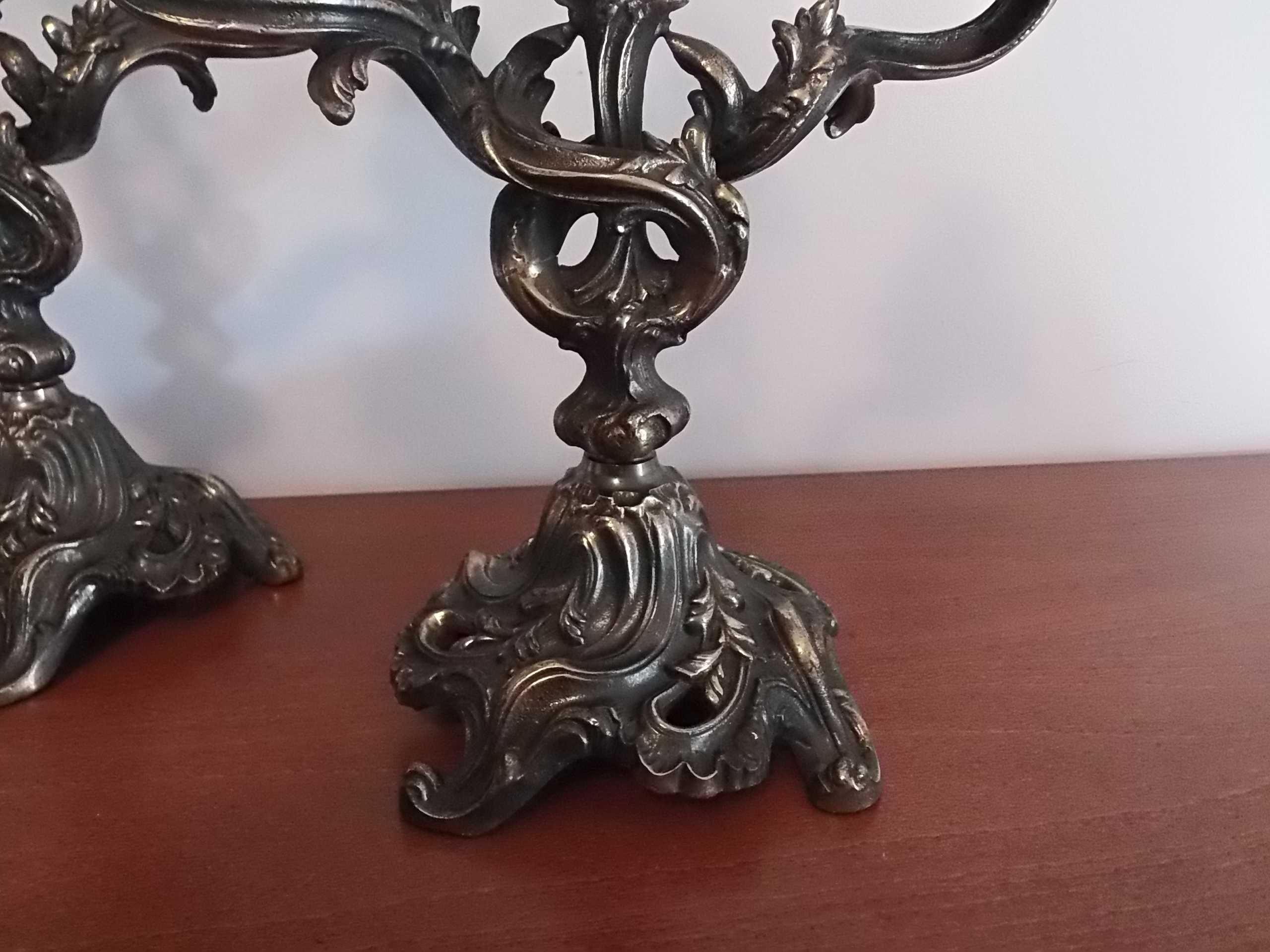 Candelabros em latão