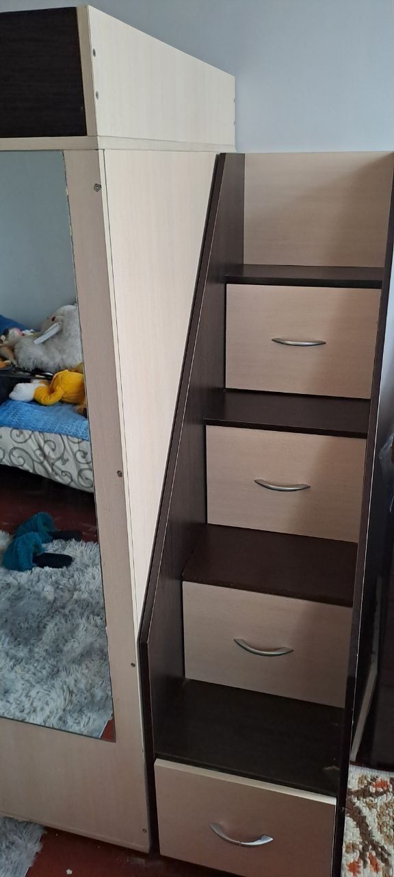 Продам гарнитур стол, кровать, шкаф.