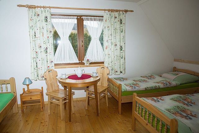 Sam na ogrodzonym terenie piec kaflowy domek chatka Jaśka