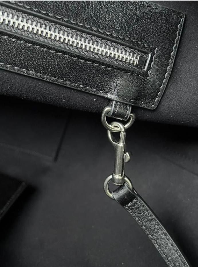 Skorzaba czarna Balenciaga