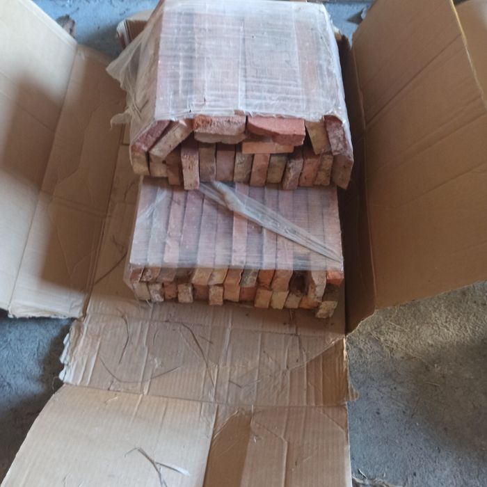 Cegła z rozbiórki cięta na ścianę