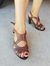 Sandálias castanhas pele de salto
