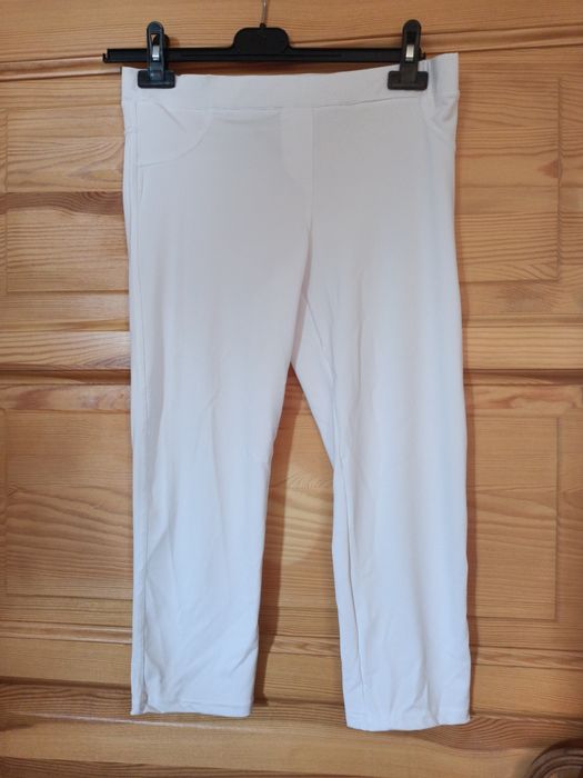 Białe legginsy 3/4 z cyrkoniami
