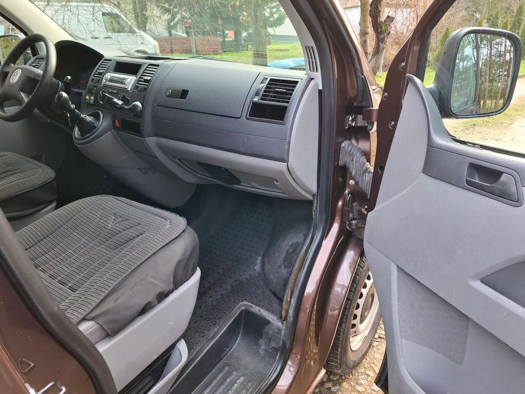 Volkswagen Transporter VW Transporter T5 2003r. 2.5 TDI 6os. VAT1