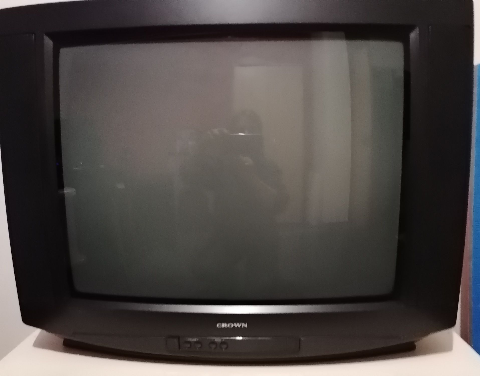 Televisor crown 65 cm ecran