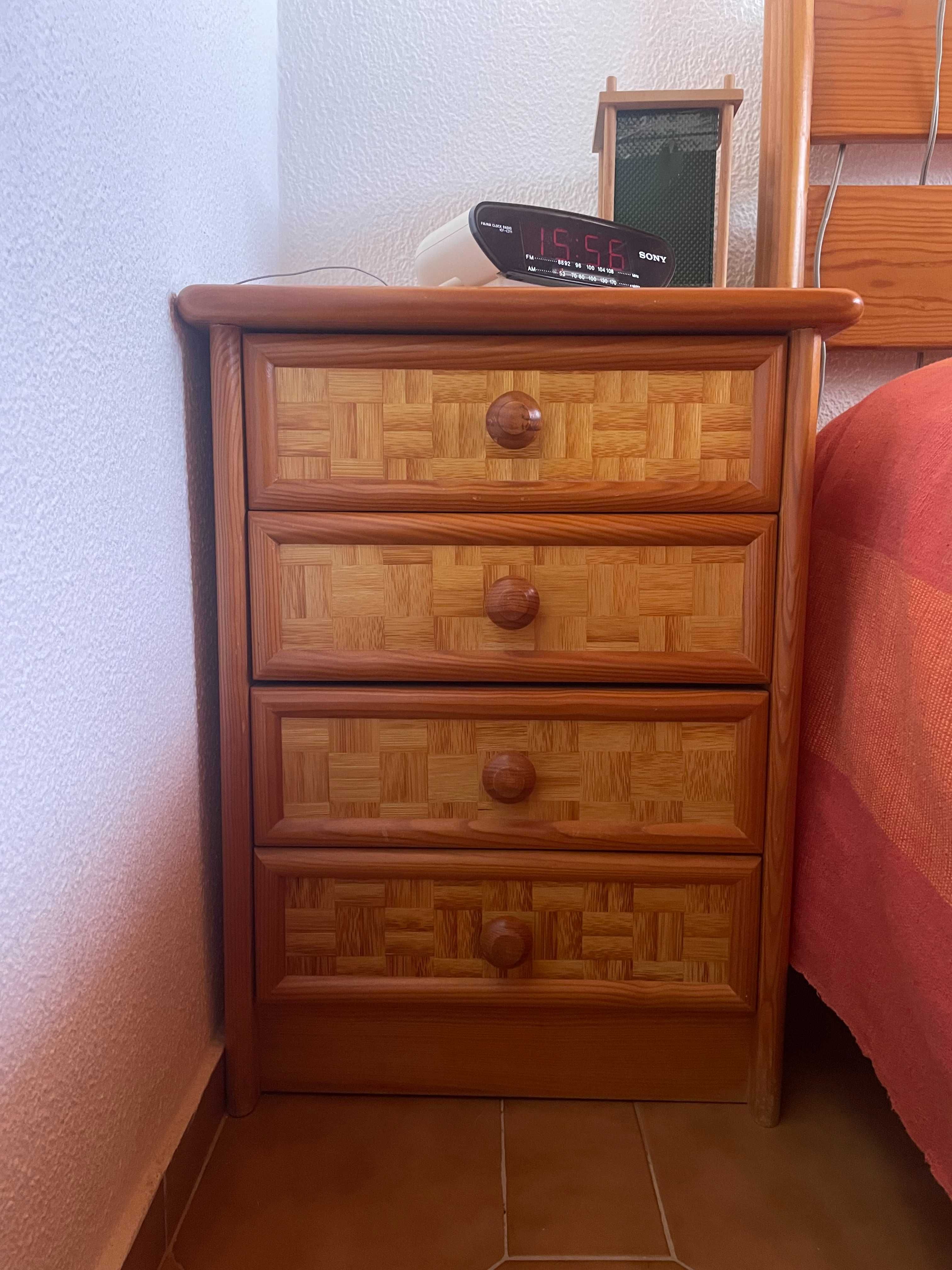 Cama e Mesinhas de Cabeceira