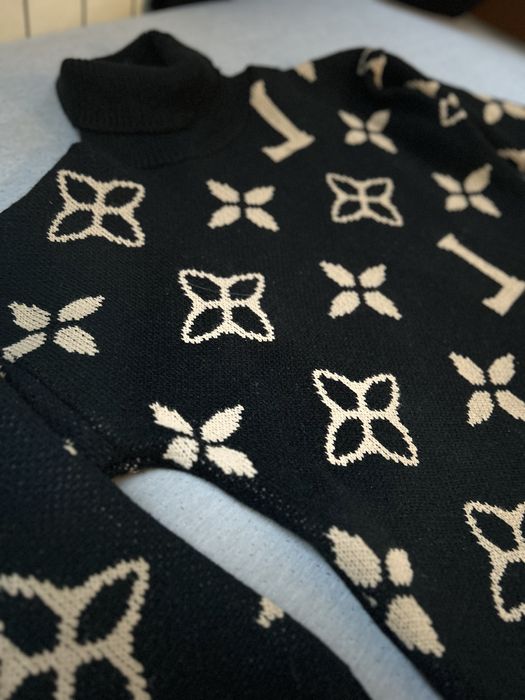 Ciepła dzianinowa sweterkowa sukienka z golfem